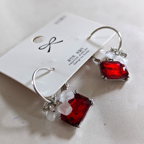 Earrings - Dangling with rectangular and floral accent - Picture 2 of 4